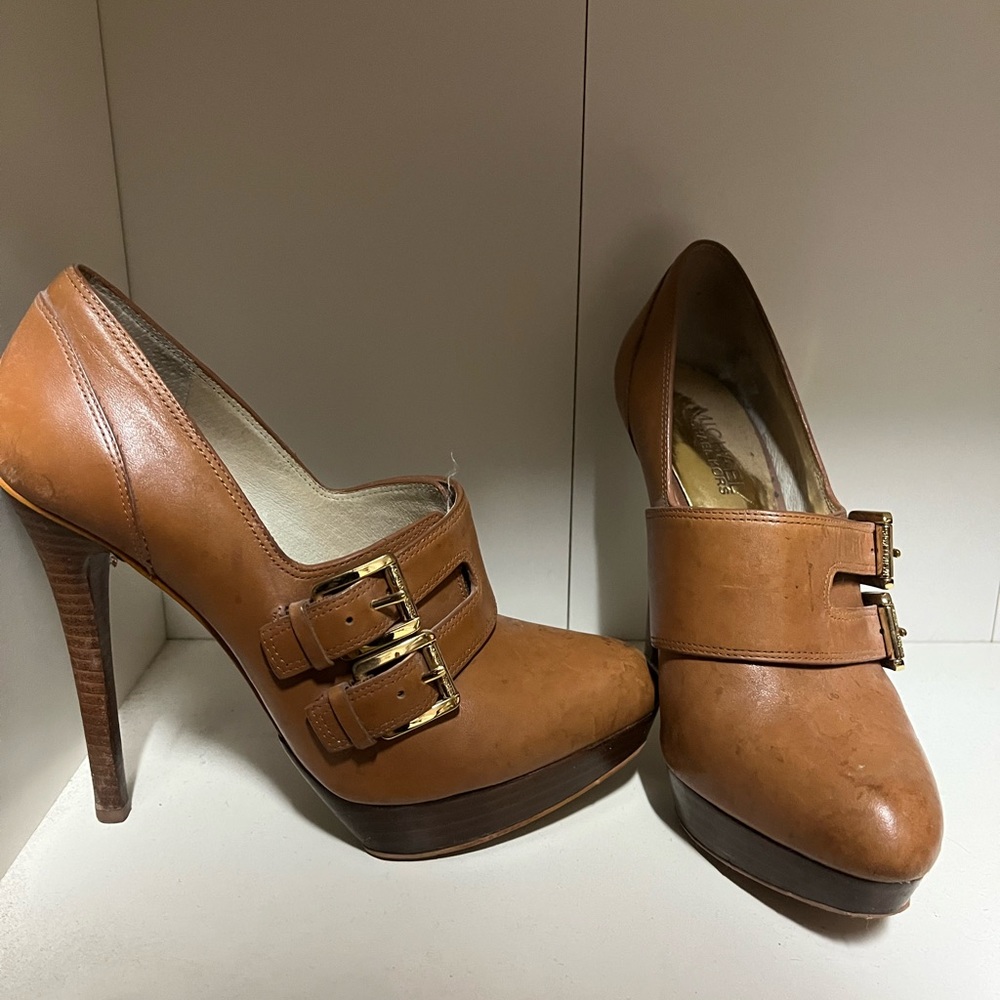Michael Kors size 7 bootie heel